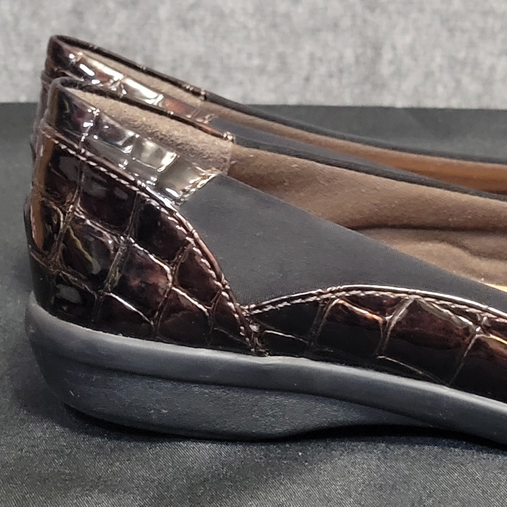 Clarks Collection Soft Cushion Alligator Print Slip On Size 6.5 Flats Loafers - Picture 6 of 10